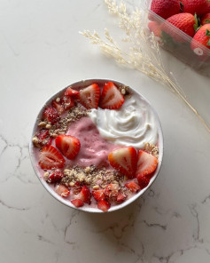 ~strawberries & cream smoothie bowl~