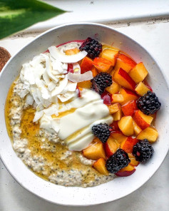 Summery Vanilla Overnight Oats with a sweet juicy nectarine 🍑