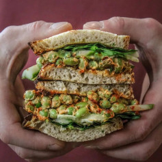 Sweet Chili Edamame Sandwich 🌿⁣