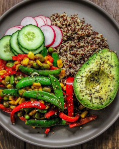 Sweet Chili Stir Fry with Quinoa & Avocado🌿