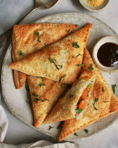 Sweet Potato & Pea Triangles! These tasty pastries are easy to freeze for a yummy quick lunch💥