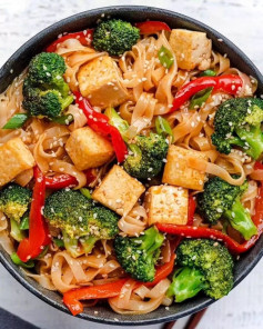 Sweet & Sour Veggie Tofu Stir fry with Rice Noodles 🌱