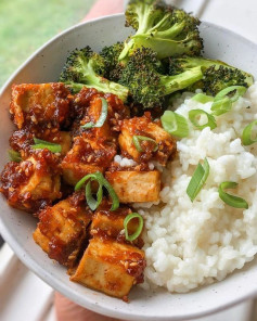 Sweet & Sticky Tofu served with rice & broccoli!😋