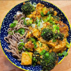 Tahini Gochujang Tofu Broccoli Soba Noodle Bowl 🍲