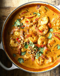 Thai coconut shrimp curry. An amazingly quick and easy curry filled with plump shrimp and juicy bell pepper. The coconut sauce is ultra creamy, slightly spicy and can’t-stop-eating-delicious