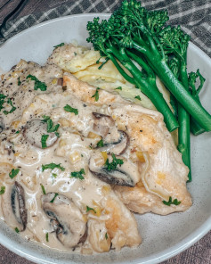 The Winter Warmer Series Season Two! Episode Two : Leek &amp; Mushroom Creamy Chicken 🥘🥦 I’m loving these creamy dishes atm! Especially as it’s getting colder. I served mine with mash and tenderstem.