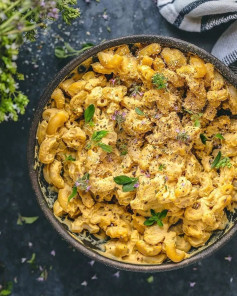 This Creamy Cauli Mac and Cheese by @sculptedkitchen is great for families with picky eaters!🤭 They wont know theres hidden veg in their fave comfort food. 😜