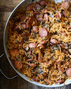 This skillet kielbasa with sauerkraut recipe is a hearty and satisfying meal that’s both delicious and easy to prepare