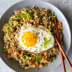 This super satisfying and EASY FRIED RICE is a simple staple around here 🍳🥕🍚🥦