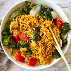 This VEGGIE CHOW MEIN is one of those quick and cozy Winter recipes! 🥦🍜🔥 It is perfect for Lunar New Year, Valentine’s Day, Galentines or a deliciously satisfying noodle bowl dinner.