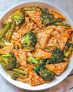 tofu + Broccoli in a delicious Stir-Fry Sauce 🌱 This homemade stir-fry sauce pairs perfectly with veggies, tempeh, and even chickpeas!