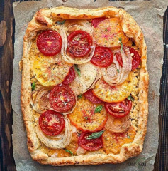 Tomato Onion Tart with Basil Ricotta! 🍅