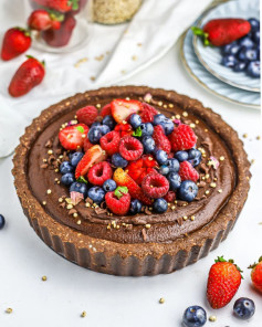 🍫 Try the No-Bake Avocado Mousse Tart by @adatewithsam, a star dessert for the holidays! Perfect for the table, with a nutty base and a creamy chocolate mousse filling. 🌟