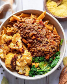 Try this plant-based version of an Italian favourite - French Lentil Bolognese by betterfoodguru ❤️🍝 Served with a side of roasted cauli and wilted spinach - YUM