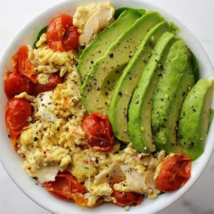 Turkey Mozzarella Egg Scramble with Sliced Avocado 😍👌😋