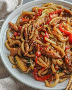 Udon with Veggies & Soy Curls 🍜🌿🍃