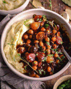 Umami-rich Mushroom & Chickpea Bourguignon - a must-try!😍