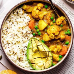 vegan korma with rice & avocado 🥑🍛