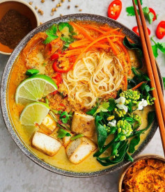 Vegan Laksa✨ a famous Malaysian spicy coconut noodle soup🍜