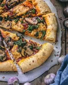 🍕 Vegan mozzarella pizza 📷