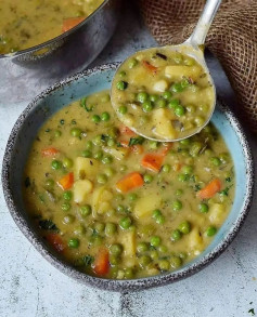 When its chillier outside I love eating this comforting Veggie Stew! 😍