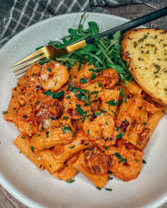 When the boys are away, girls will eat pasta and drink wine 🍷🍝🦐