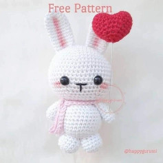 White rabbit crochet pattern holding a heart