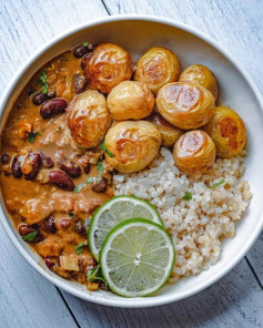 😍​ Wholesome bean curry on top of rice with a side of roasted potatoes - YUM!