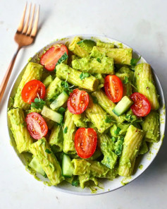 Who’s down for some refreshing Pasta Salad with a Creamy Avocado Pesto! 💚