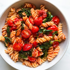 Wintery days ahead and chilly nights call for this quick and warming TOMATO + KALE MARINARA PASTA! 🍅🍝🌿