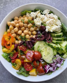 A good Greek salad never gets old. I can honestly eat one every day! This one is made with romaine lettuce 🥬