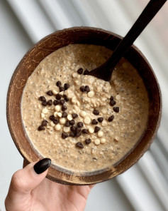 Chocolate chip cookie dough overnight oats 🍪