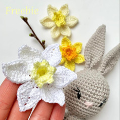 Crochet pattern for white flowers with six petals and yellow pistils.