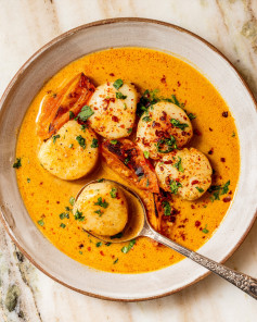 happy Friday 💕 yesterday i reshot my recipe for coconut curry scallops with charred tomatoes. when i originally made this, i used