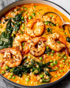 Happy Monday 💕 this is one of my most popular shrimp recipes - it’s loaded with beautiful sautéed shrimp and creamy peas and pearl couscous and tomato pesto 🍅 🫛 save this post and make it this week 🌞