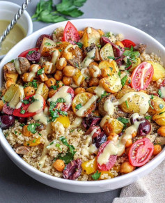 Have you tried this Roasted Potato, Spiced Chickpea & Vegetable Quinoa Salad w/ Creamy Vegan Honey Mustard Dressing? 🍃🌿