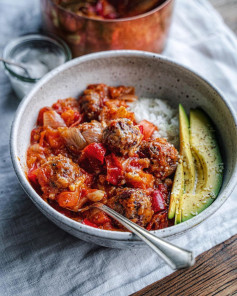 ⁣Kidney bean meatballs with tomato & veggie sauce