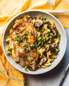 need a dinner idea for tonight? make creamy garlic chicken and mushrooms 🍄‍🟫 💕