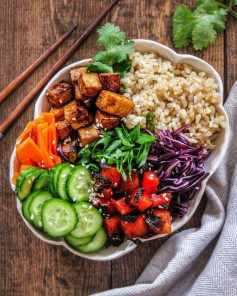 Save to try this tofu poke bowl! Its tasty, easy and easily customized to your liking. 💚