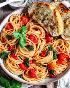 Spaghetti with Roasted Cherry Tomatoes, Garlic and Spinach 🍅