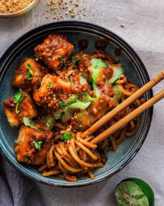 Spicy Vegan Peanuts Satay Noodles