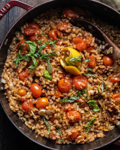 This One-Pot Sun Dried Tomato Farro reminds a bit of risotto, but without all the stirring! Loaded with sweet cherry tomatoes, nutty whole grains and fresh basil. So cozy and easy to make.