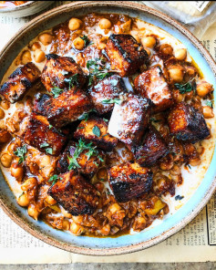 When I don’t know what to make - I usually gravitate towards by super tasty balsamic tofu with smoky chickpeas! 🤩