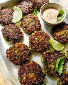 Zucchini fritters 💚 These danish ‘frikadeller’ are full of zucchini + an easy vegan recipe to serve along with salads, vegetables, baked potatoes or with pitas.