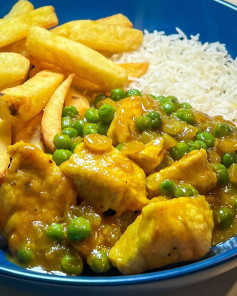 CHINESE CHICKEN CURRY: HALF CHIPS / HALF RICE