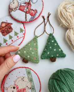 Бесплатная схема и описание от @by_ignatova.knit 🎄Понадобится примерно час свободного времени, около 3г носочной пряжи 175-210м/50г (если метраж другой, расход может отличаться), нить для вышивки + для вязания ножки, спицы, ножницы, игла. И горсть