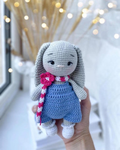 Бесплатное описание комбинезона от автора @yana_crochet_toys 🌷