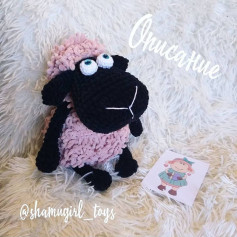 Бесплатное описание от автора @shamugirl_toys 🌷Вам потребуется:.🐑 плюшевая пряжа Kartopu Elegance двух контрастных цветов, я использовала черный и пудровый (или сходная по метражу пряжу 180м/100гр.);🐑 крючок №4;🐑 глазки;🐑 холофайбер;🐑 хорошее