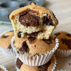 MUFFIN DE BAUNILHA COM CHOCOLATE SEM GLÚTEN 😋Querem mais bolos saudáveis? Garanta meu eb