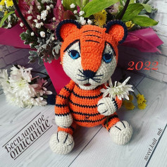 🐯ТИГРЕНОК КРЮЧКОМ🐯БЕСПЛАТНОЕ ОПИСАНИЕ от автора @sweet.knit_mkЯ вязала тигрёнка крючком 2.1 мм, и в высоту он получился 23 см. Соответственно, от размера крючка и толщины пряжи будет зависеть высота готовой игрушки.При публикации работ отмечайте а